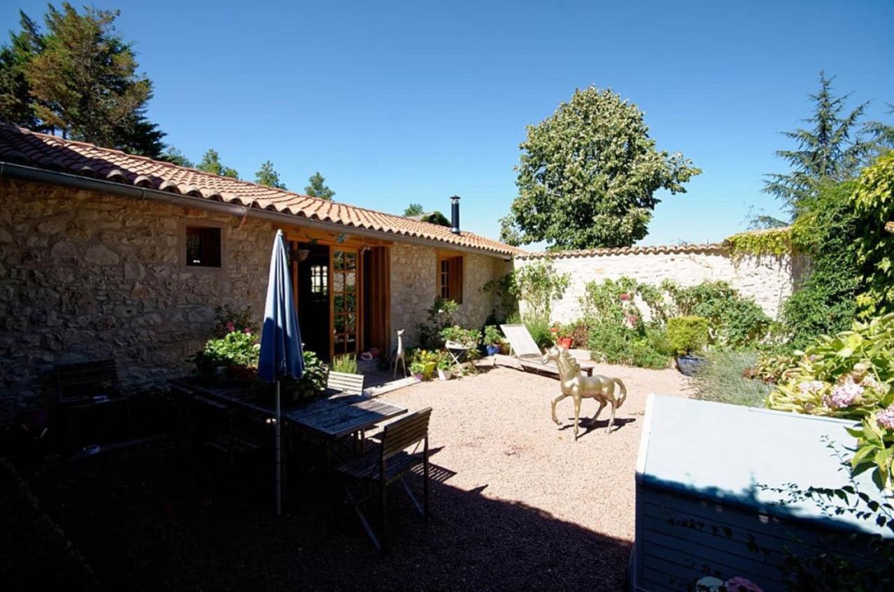 Les Grozilles Bed & Breakfast Feuillade Bagian luar foto