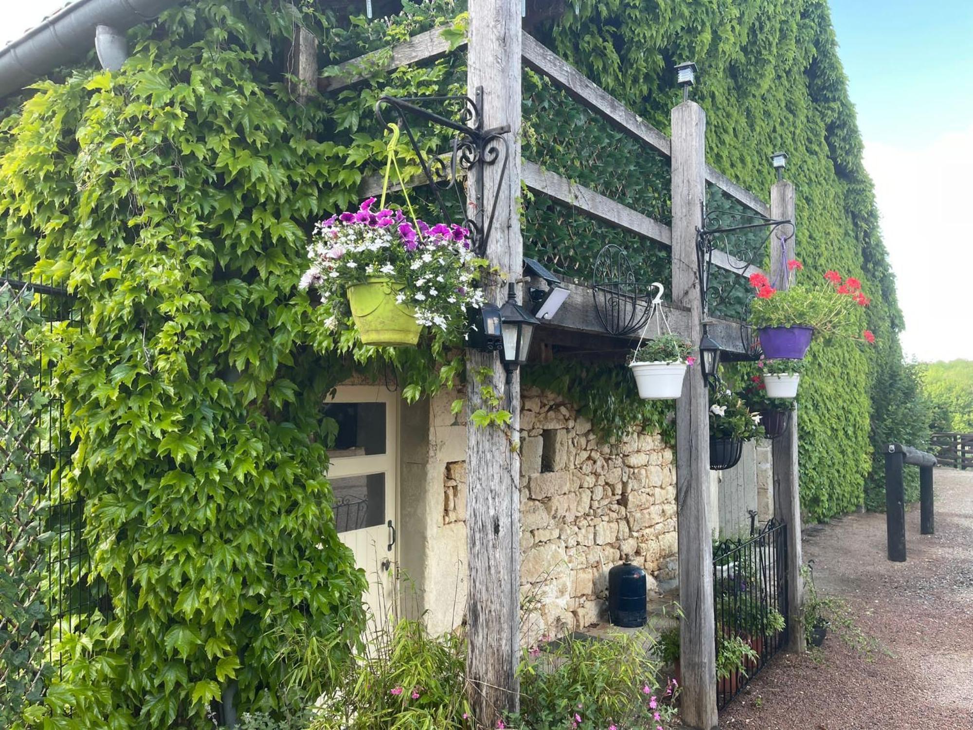 Les Grozilles Bed & Breakfast Feuillade Bagian luar foto