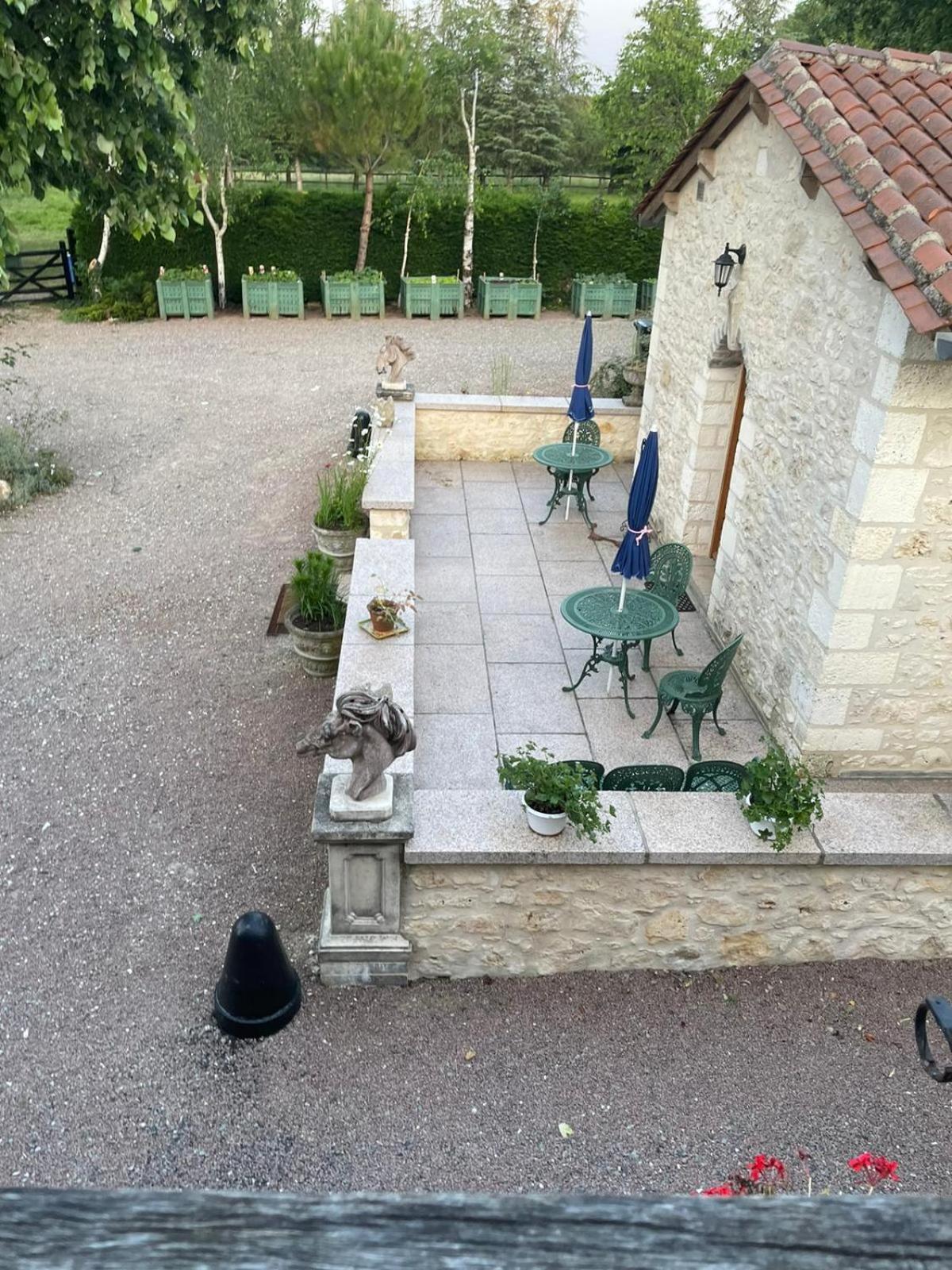 Les Grozilles Bed & Breakfast Feuillade Bagian luar foto